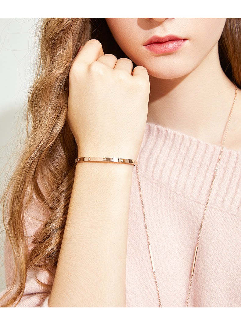 Titanium steel long lasting ins niche light luxury high sense of gold square sugar emerald delicate bracelet female