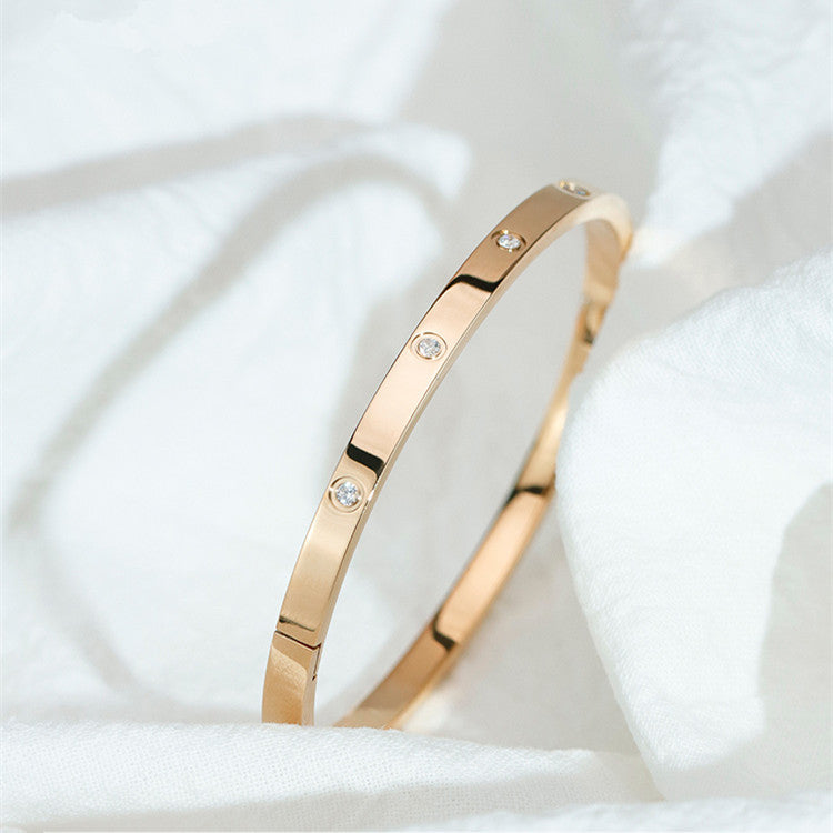 Titanium steel long lasting ins niche light luxury high sense of gold square sugar emerald delicate bracelet female
